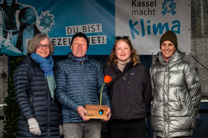 Verleihung Kasseler Klimaschutzpreis 2024 , Kategorie "Personengruppe": v. l. n. r. Stadtklimarätin Simone Fedderke, Kurt Rohrig, Marlene Batzke, Isabelle Best (Scientists for Future Kassel).